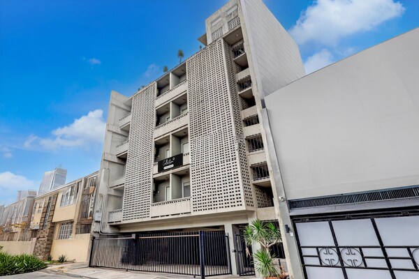 Knusse stadsretraite voor twee in Olympia, Makati – met tuin en ontbijt - thumbnail 2