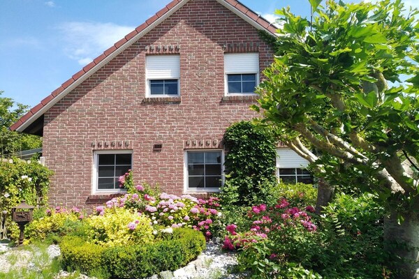 Ruim appartement met grote tuin, vijver en terras op 500m van haven Greetsiel - thumbnail 2