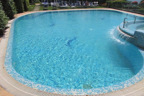 Knus appartement in Brenzone met zwembad en whirlpool, nabij het Gardameer - thumbnail 1