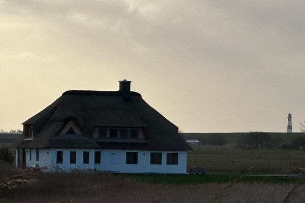 Stijlvol appartement met rieten dak aan de Noordzeekust bij Westerhever - thumbnail 1