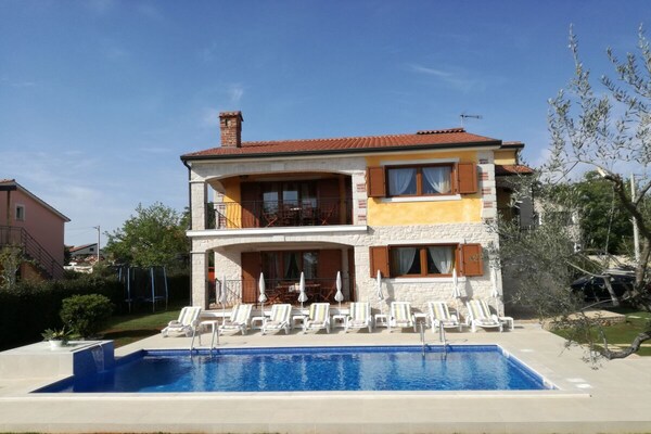 Ruim vakantiehuis Nevena met privézwembad bij Poreč voor 10 personen - thumbnail 1
