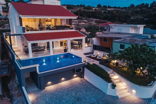 Ruime villa voor 8 personen met WLAN in Ražanj, vlakbij de Adriatische kust - thumbnail 1
