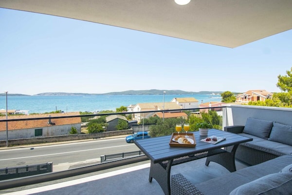 Modern vakantiehuis met zeezicht op 100m van strand in Brodarica - thumbnail 1