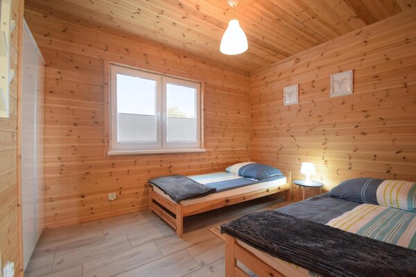 Gelijkvloers vakantiehuis in het bos, 480 meter van het strand in Sarbinowo - thumbnail 6