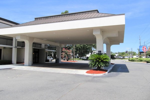 Motel6 Savannah_1 King Bed_us_sga004 - Pooler, GA