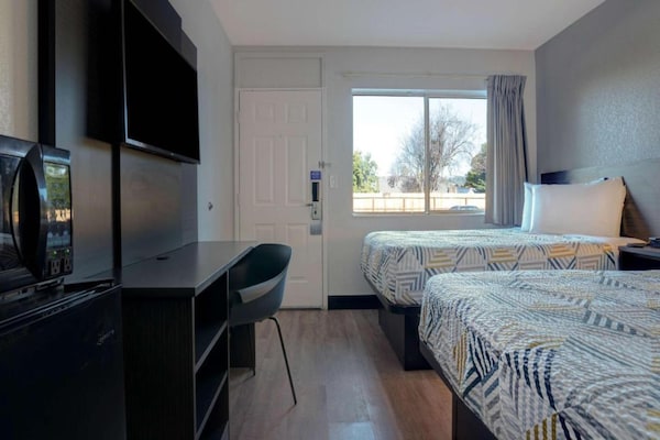 Comfortabele tweepersoonskamer met zwembad in Arcata - thumbnail 6