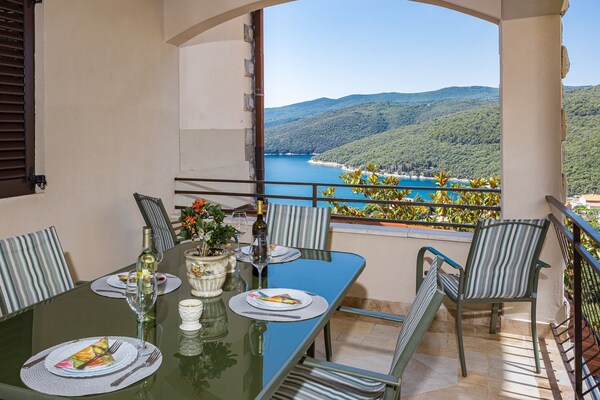 Stijlvol appartement met zeezicht in Rabac, 400m van het strand - thumbnail 4