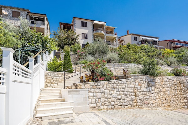 Stijlvol appartement met zeezicht in Rabac, 400m van het strand - thumbnail 1