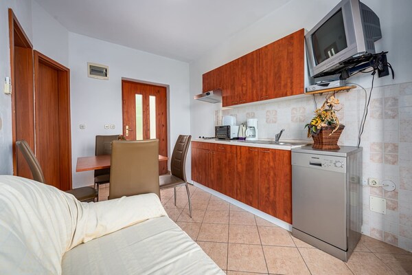 Romantisch appartement met gedeeld zwembad, sauna & jacuzzi nabij strand - thumbnail 6