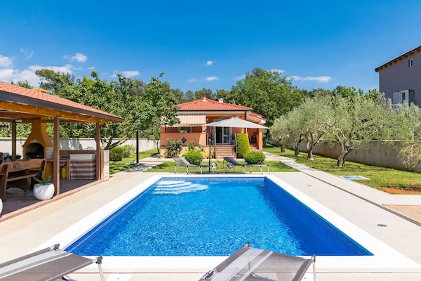 Serene villa met privézwembad op 2,2 km van strand Pjescana Uvala - thumbnail 1
