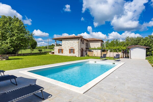 Villa met privézwembad in Nedešćina voor 8 personen - thumbnail 6
