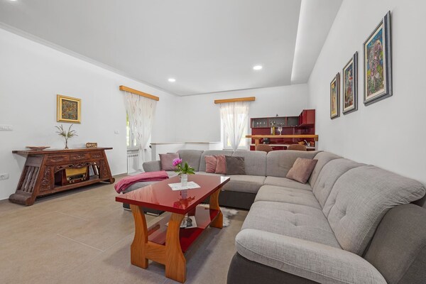 Villa met privézwembad in Nedešćina voor 8 personen - thumbnail 2