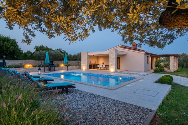 Villa Silentio – Jouw privé-oase met jacuzzi en zwembad in Istrië - thumbnail 1