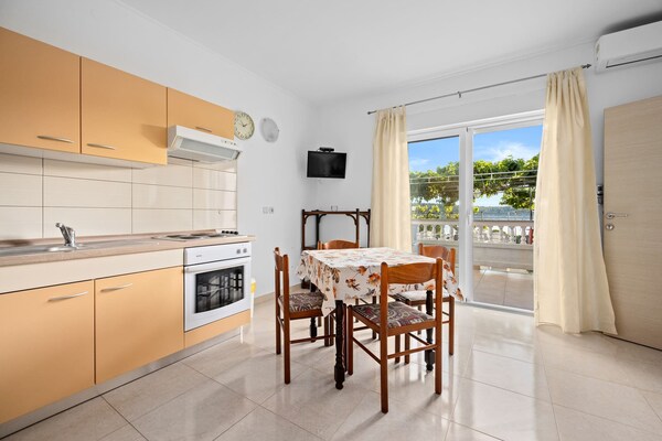 Aan het strand: Charmant appartement met zeezicht op Rab - thumbnail 3