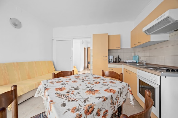Aan het strand: Charmant appartement met zeezicht op Rab - thumbnail 5