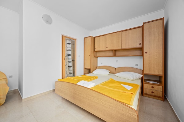 Aan het strand: Charmant appartement met zeezicht op Rab - thumbnail 2