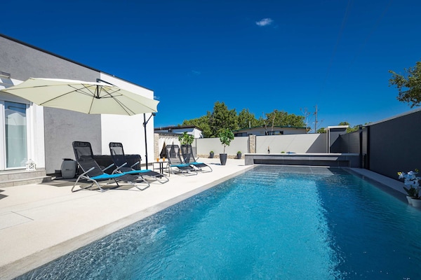 Villa Marsel in Gajana: privézwembad, jacuzzi en 6 persoons vakantiehuis - thumbnail 2