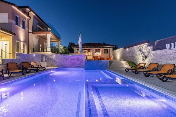 Luxe villa voor 18 personen met privézwembad, jacuzzi en sportfaciliteiten in Valtura - thumbnail 1