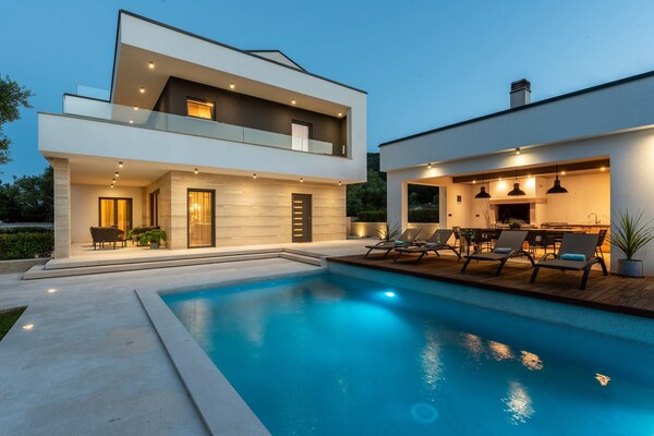 Villa Laurea: Modern Genieten met Privézwembad nabij Strand Drenje - thumbnail 1