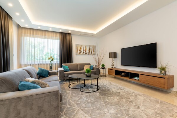 Villa Laurea: Modern Genieten met Privézwembad nabij Strand Drenje - thumbnail 2