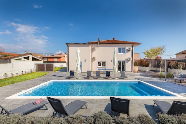 12-persoons villa in Valbandon met privézwembad - thumbnail 1