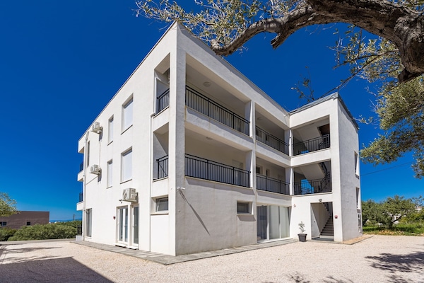 Op 400 m van het strand: Modern appartement in Banjol voor 4 personen - thumbnail 1