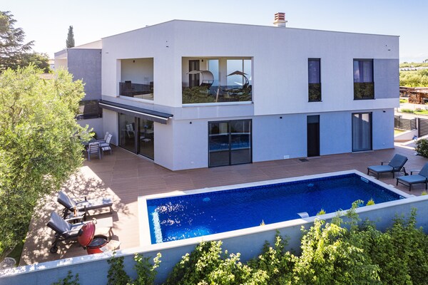 Villa Pinus in Cervar Porat: privézwembad, jacuzzi & speelkelder - thumbnail 1