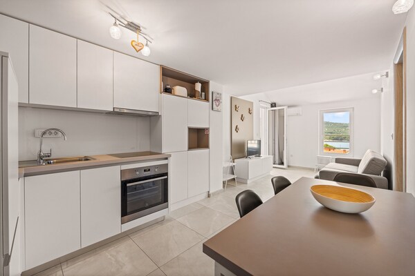 Modern appartement met zeezicht in Cres, vlak bij strand en centrum - thumbnail 3