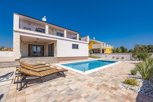 Villa Magnolia West: privézwembad & jacuzzi nabij strand Krnica - thumbnail 1