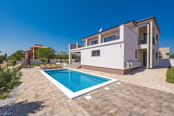 Villa Magnolia West: privézwembad & jacuzzi nabij strand Krnica - thumbnail 6