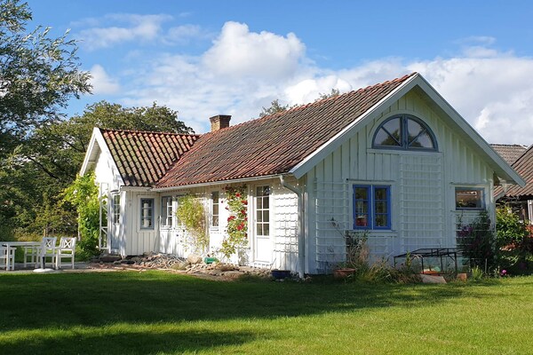 Sfeervol vakantiehuis aan de golfbaan bij Åsa, 500m van strand en meer - thumbnail 1