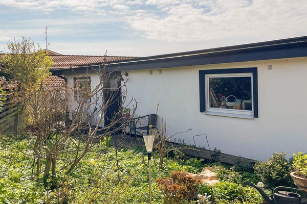 Kneuterig vakantiehuisje in Borrby, dichtbij de Zweedse Oostzeekust - thumbnail 1
