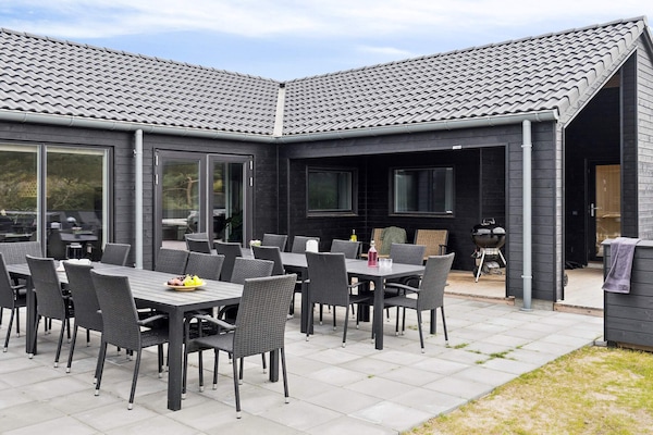 Aan zee: Ruim vakantiehuis in Løkken voor 20 personen · 267 m² - thumbnail 4