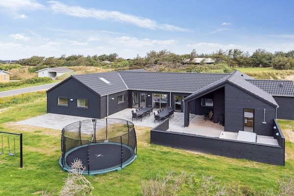 Aan zee: Ruim vakantiehuis in Løkken voor 20 personen · 267 m² - thumbnail 1
