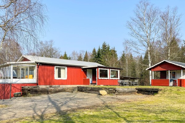 Rood Zomerhuis in de Zweedse Bossen bij Skånes Fagerhult - thumbnail 1