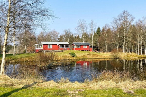 Rood Zomerhuis in de Zweedse Bossen bij Skånes Fagerhult - thumbnail 2
