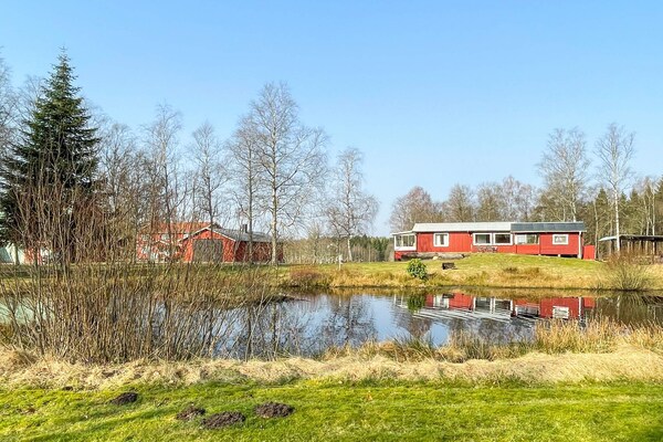 Rood Zomerhuis in de Zweedse Bossen bij Skånes Fagerhult - thumbnail 4