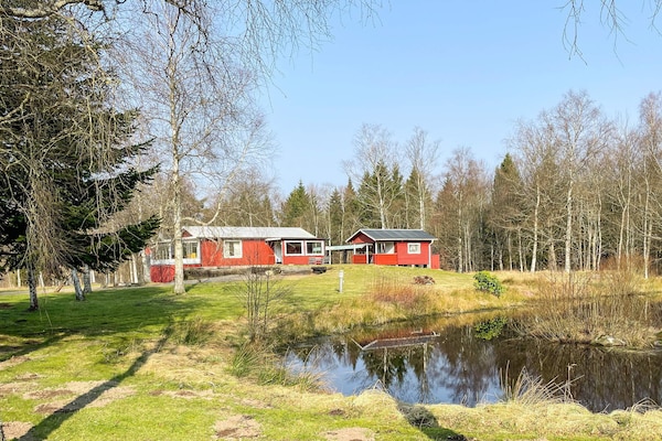 Rood Zomerhuis in de Zweedse Bossen bij Skånes Fagerhult - thumbnail 5