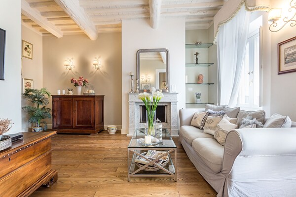 Casa Raffa: Stijlvol appartement met terras aan de golfbaan, 1 km van Lucca - thumbnail 1