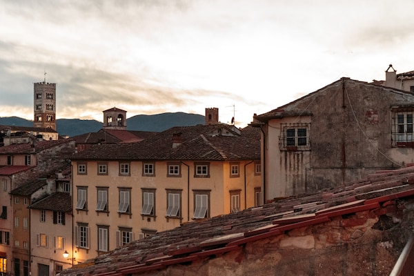 Panoramisch dakterrasappartement in Lucca met uitzicht op Torre Guinigi - thumbnail 1