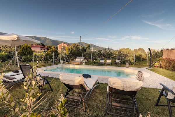Authentieke villa met zwembad en uitzicht bij Lucca, 10 personen - thumbnail 1