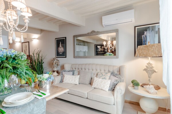 Romantisch appartement in hartje Lucca met geheime tuin en luxe keuken - thumbnail 3