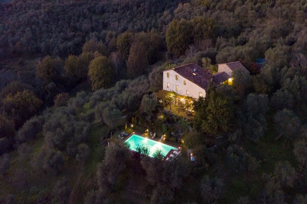 Villa Gufo: Ruim 400m² vakantiehuis met privé-zwembad en uitzicht bij Lucca - thumbnail 1