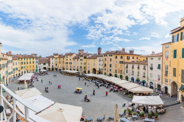 Casa Pitt: Elegante stadsvilla met balkon aan Piazza Anfiteatro in Lucca - thumbnail 5