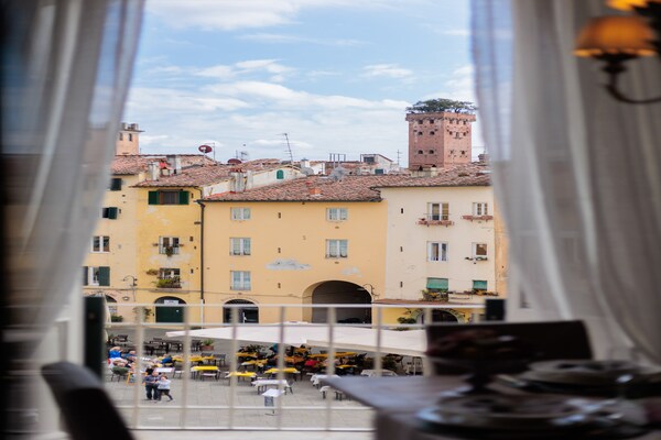 Casa Pitt: Elegante stadsvilla met balkon aan Piazza Anfiteatro in Lucca - thumbnail 4