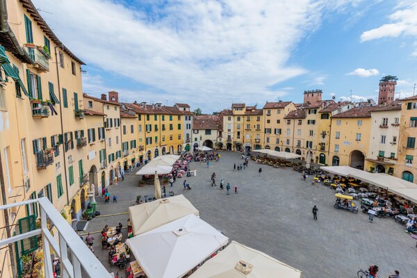 Casa Pitt: Elegante stadsvilla met balkon aan Piazza Anfiteatro in Lucca - thumbnail 1
