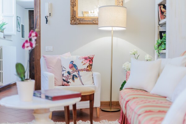 Sereen appartement aan de beek met privétuin in hartje Lucca - thumbnail 1