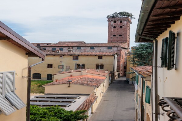 Penthouse Lucca: Modern design met uitzicht op de Torre Guinigi - thumbnail 4