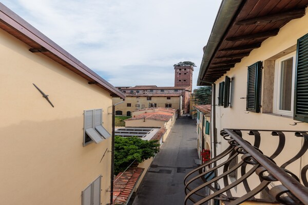 Penthouse Lucca: Modern design met uitzicht op de Torre Guinigi - thumbnail 1