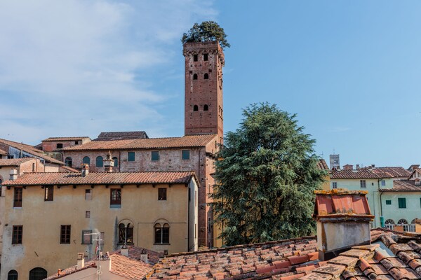Penthouse Lucca: Modern design met uitzicht op de Torre Guinigi - thumbnail 2